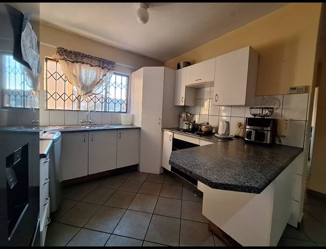 3 BEDROOM FLAT FOR SALE IN RENSBURG